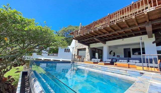 Beautiful and Modern 5 Bedroom Lakefront Paradise with Pool-Jacuzzi-Sauna