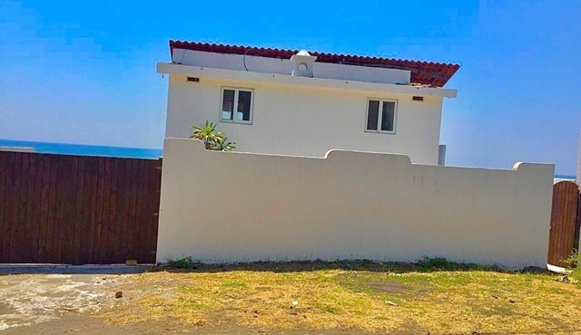 Beautiful beachfront house with private pool
