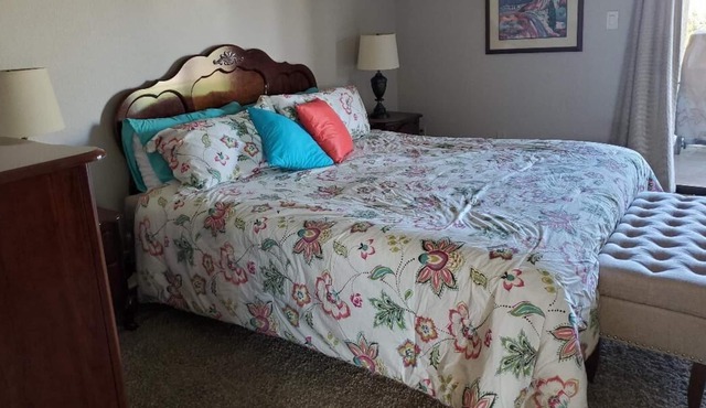 Beautiful End unit Villa with lots of natural light. Fully stocked.