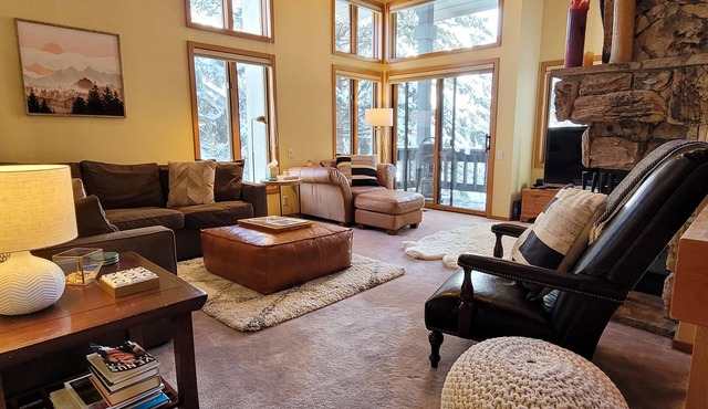 Beautiful Mountainside Home with Vaulted Ceilings & Fireplace. Free shuttle too!