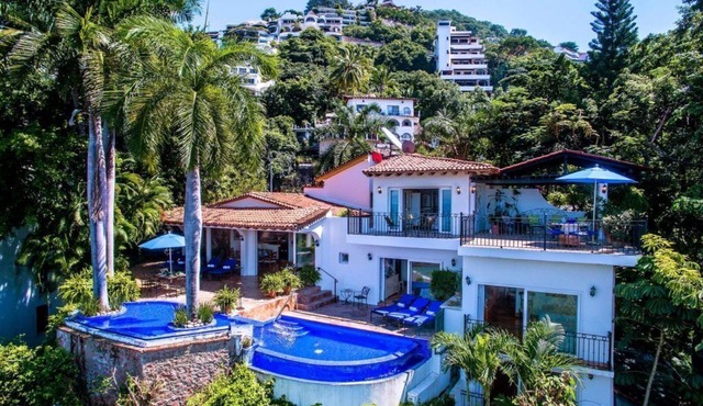 Beautiful Private Beachfront Villa Close to Town, Staff & Airport Transfers incl
