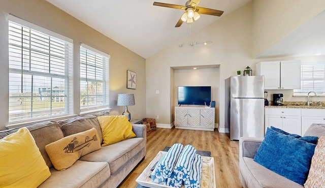 Beautiful, spacious home with remodeled interior & full kitchen - close to beach