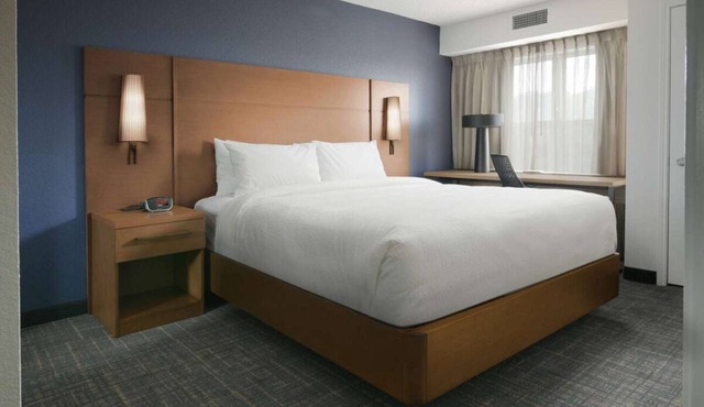Best Place to Stay in Fort Worth! Outdoor Pool, Free Parking and Breakfast!
