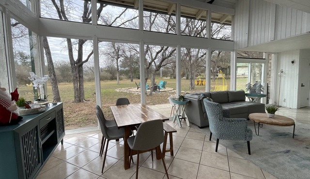 Blue House! 5min to Lake LBJ and HSB Resort