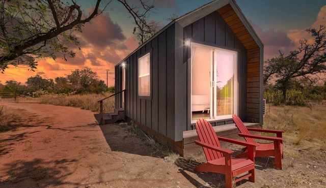 Blue Moon Tiny Home Pet-Friendly near Old Tunnel in Kendall County