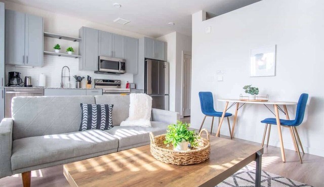 Boulevard Stays Comfortable 1BR Suite w Pool, Parking, Gym 03