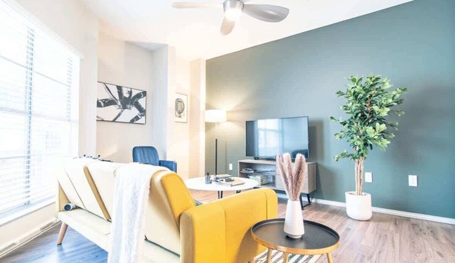Boulevard Stays Tranquil 1BR King Suite Pool, Parking & Gym 01