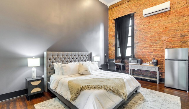 Boutique Studio Stay in the Heart of Marshall!