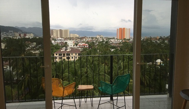 Brand new beautiful PH, stunning bay and mountain views, fully equipped no hills