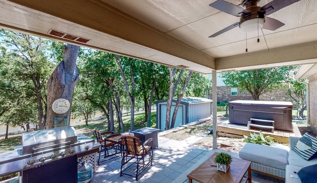Brazos riverfront home on large waterfront lot with private hot tub & canoe