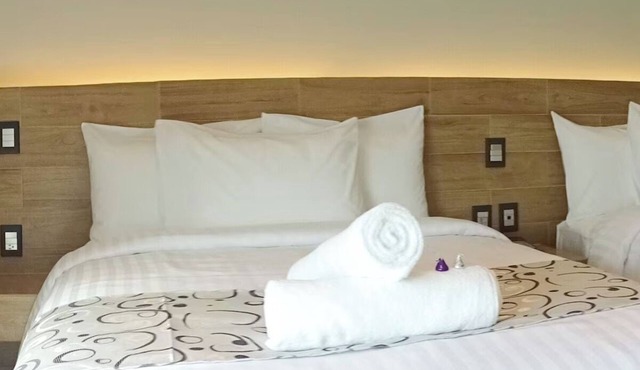 Bright Double Room with Rooftop Pool – Walk to Restaurants & Local Attractions