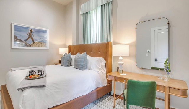 Bright King Room in Granbury Hotel on the Historic Granbury Square