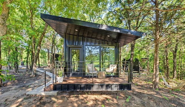 Bright Modern Treehouse with Pickleball Court Near LBJ Grasslands | Alvord, Texas