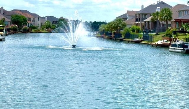 Bright & Peaceful 6BR Waterfront Family Retreat in Cypress