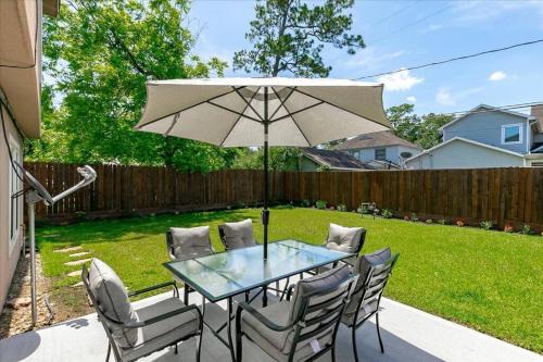 Bring the Crew! 4BR Luxe Pad, Backyard Magic & City at Your Door