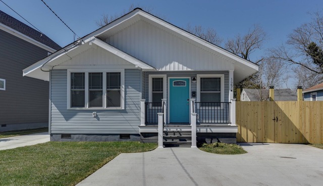 Buckroe Beach 8 Bedrooms! Walk to the beach! in Hampton