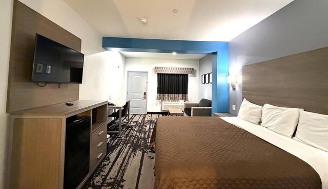 Budget Room Near Six Flags Hurricane Harbor Splashtown - 3.7mi | Free Parking