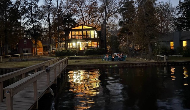 Callender Blue, a cozy lakeside cabin paradise
