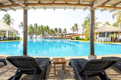 Casa, alberca y Club de Playa