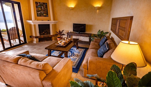 Casa Cholotío lake view, modern, beach access