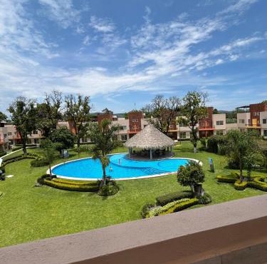 Casa con Alberca en condominio