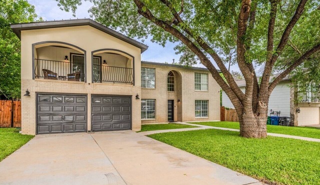 Casa de Valdes: Spacious Two-Story Home Near SeaWorld and Military Bases