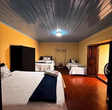 Casa Luna, 12-mins Walk from Arch of Santa Catarina