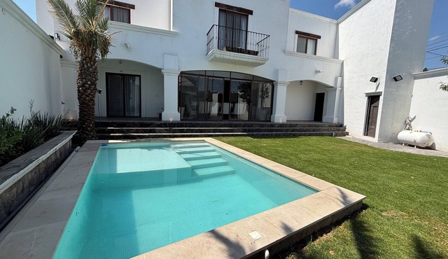 Casa María, Elegant Modern Retreat with Private Pool