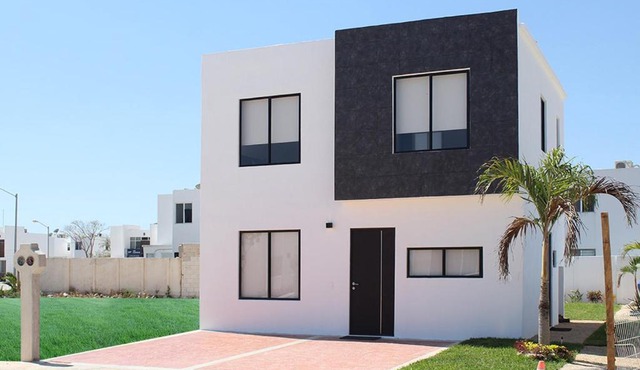 Casa residencial a minutos de la playa y los principales atractivos turísticos de Mérida, con acceso a alberca.