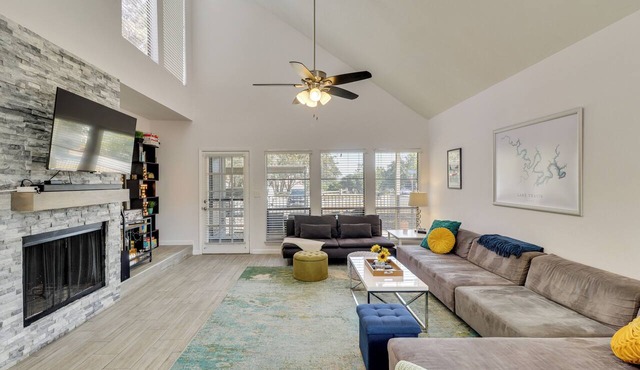 Casa Verde Retreat 1/2 Mi to Lake Travis + Pool!