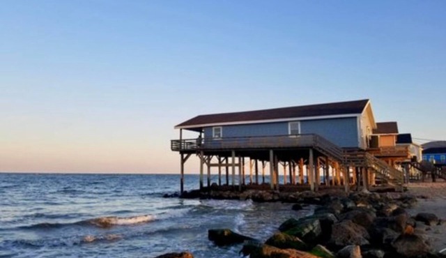 Cast-Away Deck Fishing! Pets! 3 bed 2 bath. Huge fish! House in the water!