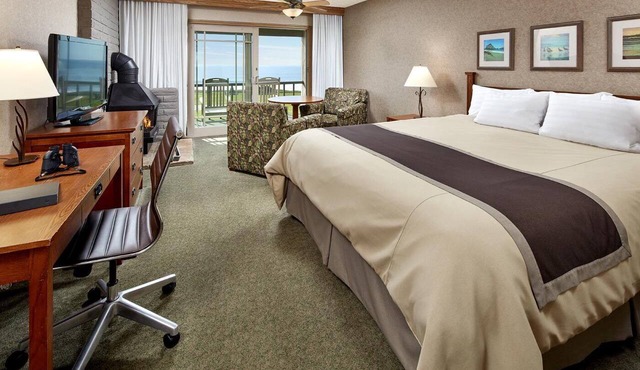 Cavalier Oceanfront Resort | Deluxe King Fireplace | San Simeon