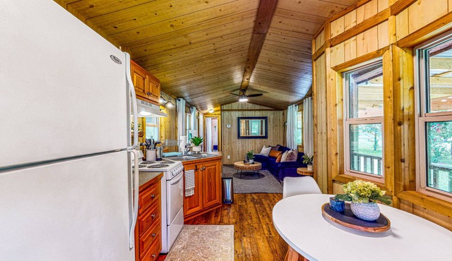 Cedar cabin with pretty pond, beach, swimming deck & tropical hut/bar