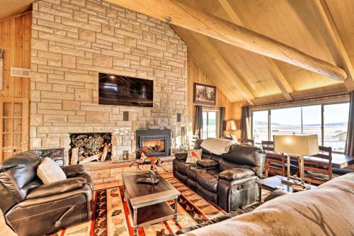 Centennial Cabin w/Hot Tub, Sauna & Pool Table! in Centennial