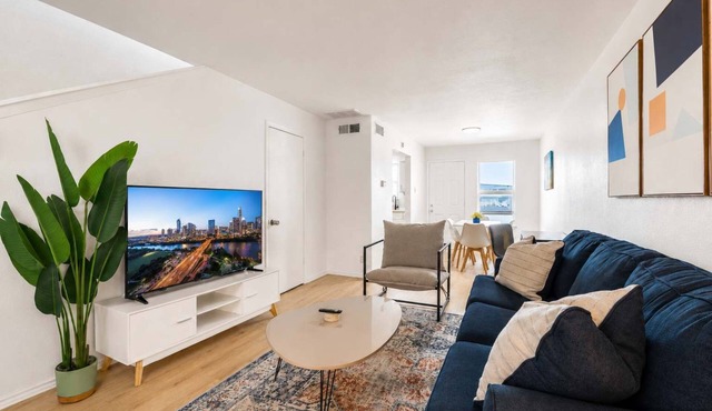 Central Chic 2BR close to UT, Moody Center, & DT