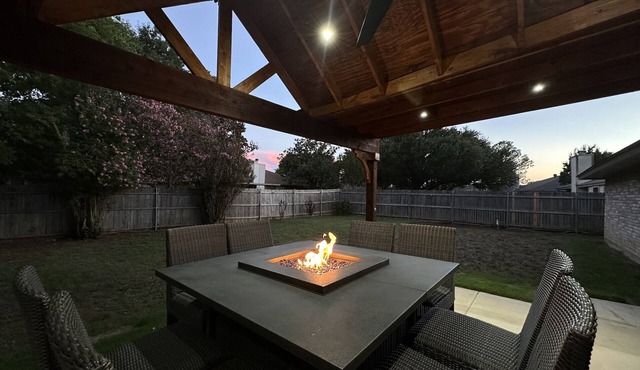 Central, Familial, w/GAME Room, FIRE Pit, KING Bed ★ 4.6 mi from DFW Airport+