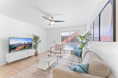 Central Hyde Park suites close to UT, Moody Center, Downtown