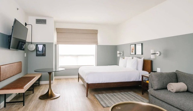 Centrally Located King Unit, Gravity Haus, Modern Amenities, Downtown Access