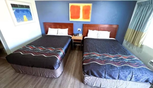 Centrally Located Studio w/Modern Setup – Queen Bed + Work Desk Included