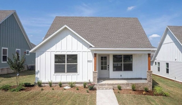 Chaffee Cottage - walk to ACHE, Ft Chaffee, ArcBEST sleeps 9 2 king beds
