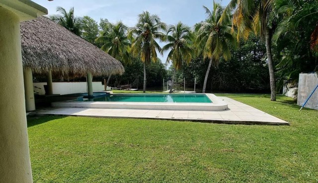 Chalet lleno d vida, con alberca a orilla de canal