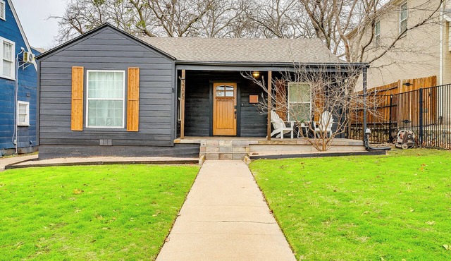 Charming 2-bed in Fort Worth w WiFi, AC, King Bed, walk to Dickies & Will Rogers