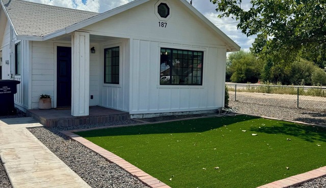 Charming 2-bedroom, 2-bathroom cottage with WiFi, AC in peaceful Pima