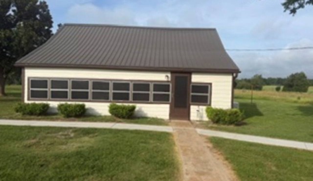 Charming 2-bedroom country house 15 minutes from Bryan with AC/Heat.