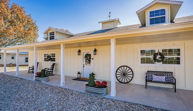 Charming 2-bedroom house in delightful Granbury with WiFi, AC