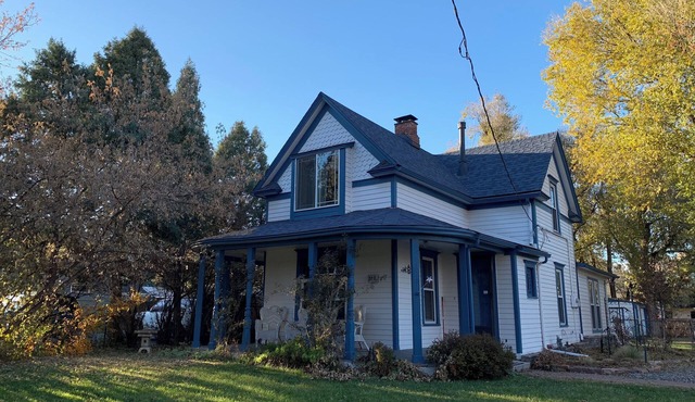 Charming 3-bedroom historic home in fantastic Colorado Springs with AC, WiFi