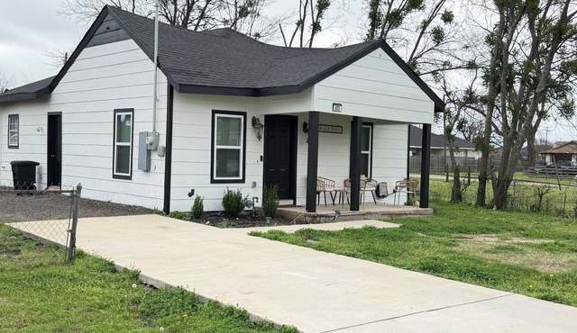 Charming 3-bedroom 2 bathroom house in Terrell with WiFi and AC