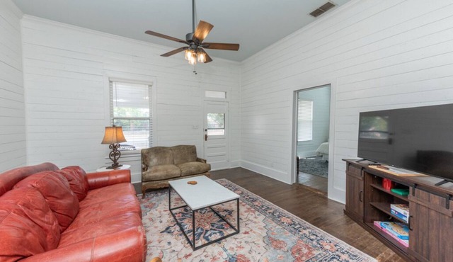 Charming 3-bedroom house with AC and WiFi in fabulous Luling