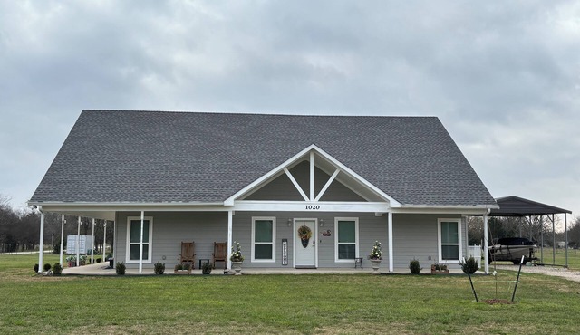 Charming 3-bedroom 2-Bath house on 3 Acres lot near Lake Tawakoni that sleeps 8