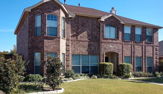 Charming 4-bed/3 bath house in Rockwall. Every stay is 5-Stars. Big bedrooms.